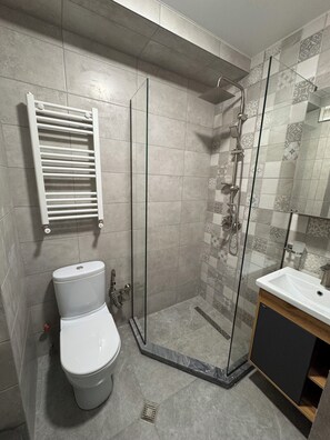 Shower, bidet, towels, soap - Hotel Boutique Adam (Tbilisi)