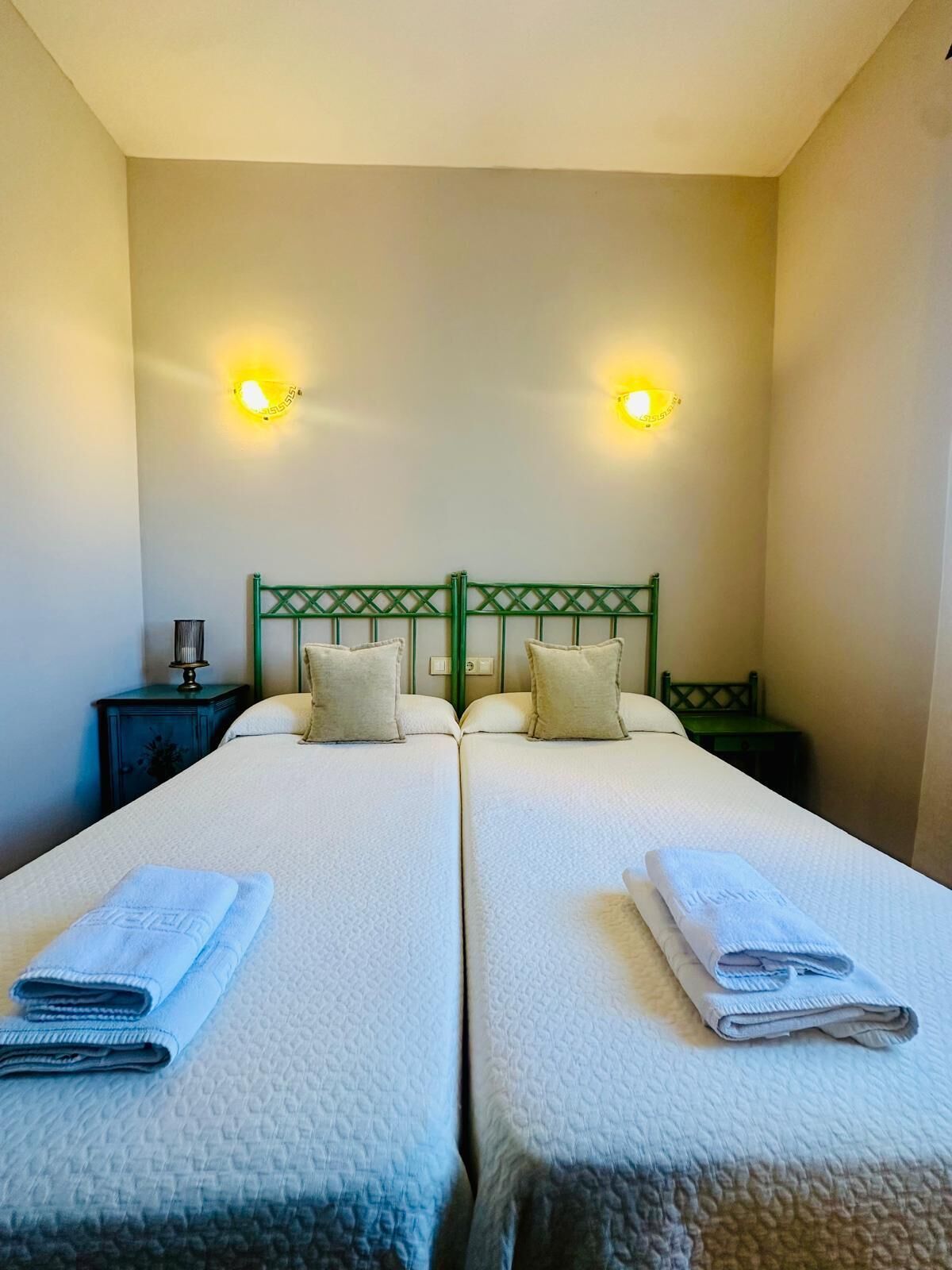 Escritorio, espacio para trabajar con laptop y wifi gratis 