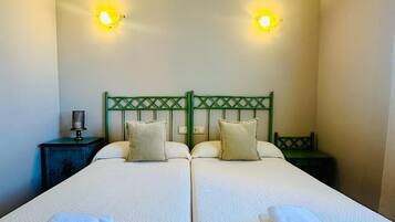 Comfort driepersoonskamer, uitzicht op bergen | Een bureau, een laptopwerkplek, gratis wifi