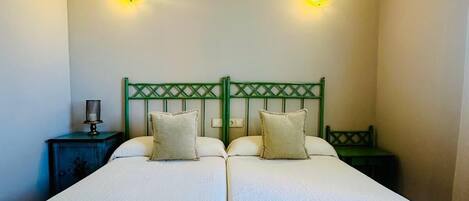 Tremannsrom – comfort, fjellutsikt | Skrivebord, skrivebord for bærbar PC og wi-fi (inkludert)