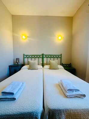 Comfort Triple Room, Mountain View | Desk, laptop workspace, free WiFi - Villa Aemilius (Don Alvaro)