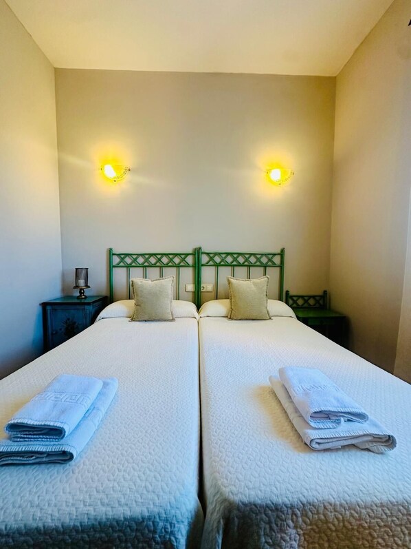 Bureau, espace de travail pour ordinateur portable, Wi-Fi gratuit