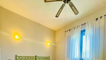 Habitació triple Comfort, vistes a la muntanya | Escriptori, espai de treball apte per a portàtils i wifi gratuïta