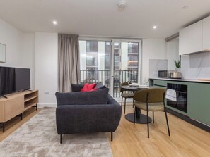 Standard Studio, 1 King Bed (0 Bedroom) | Living area | 43-inch Smart TV with digital channels - Orchard by UTDM (Bristol)
