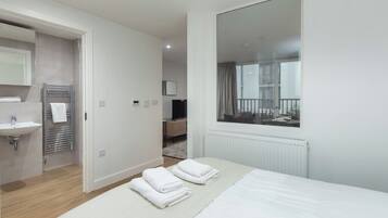 Standard Studio, 1 King Bed (0 Bedroom) | Bathroom