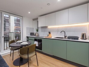 Standard Studio, 1 King Bed (0 Bedroom) | In-room dining - Orchard by UTDM (Bristol)