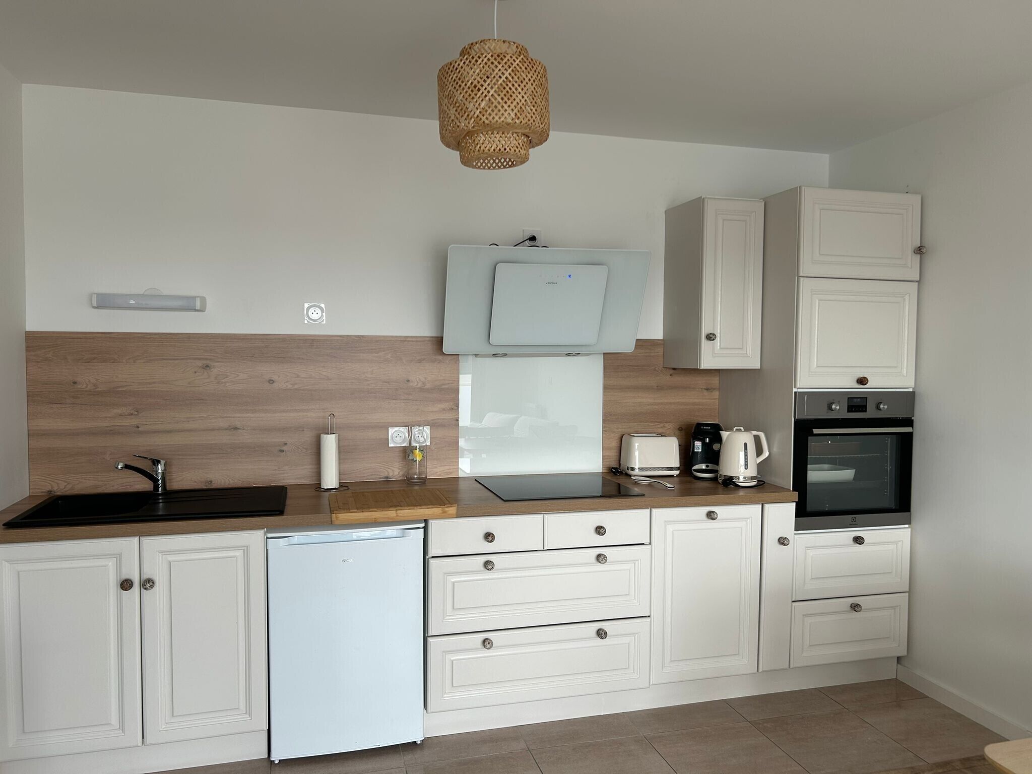 Frigorifero, microonde, forno, piano cottura