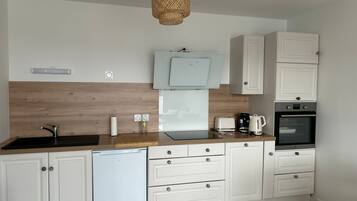 Frigorifero, microonde, forno, piano cottura