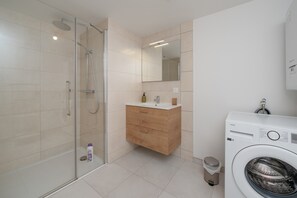 Shower, hair dryer - La Belle Étoile – Apartment for 4 with Balcony in Vannes (Vannes)