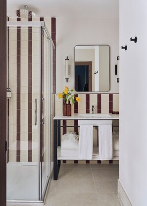 One-Bedroom Residence | Baño | Regadera, secadora de cabello, toallas, jabón 