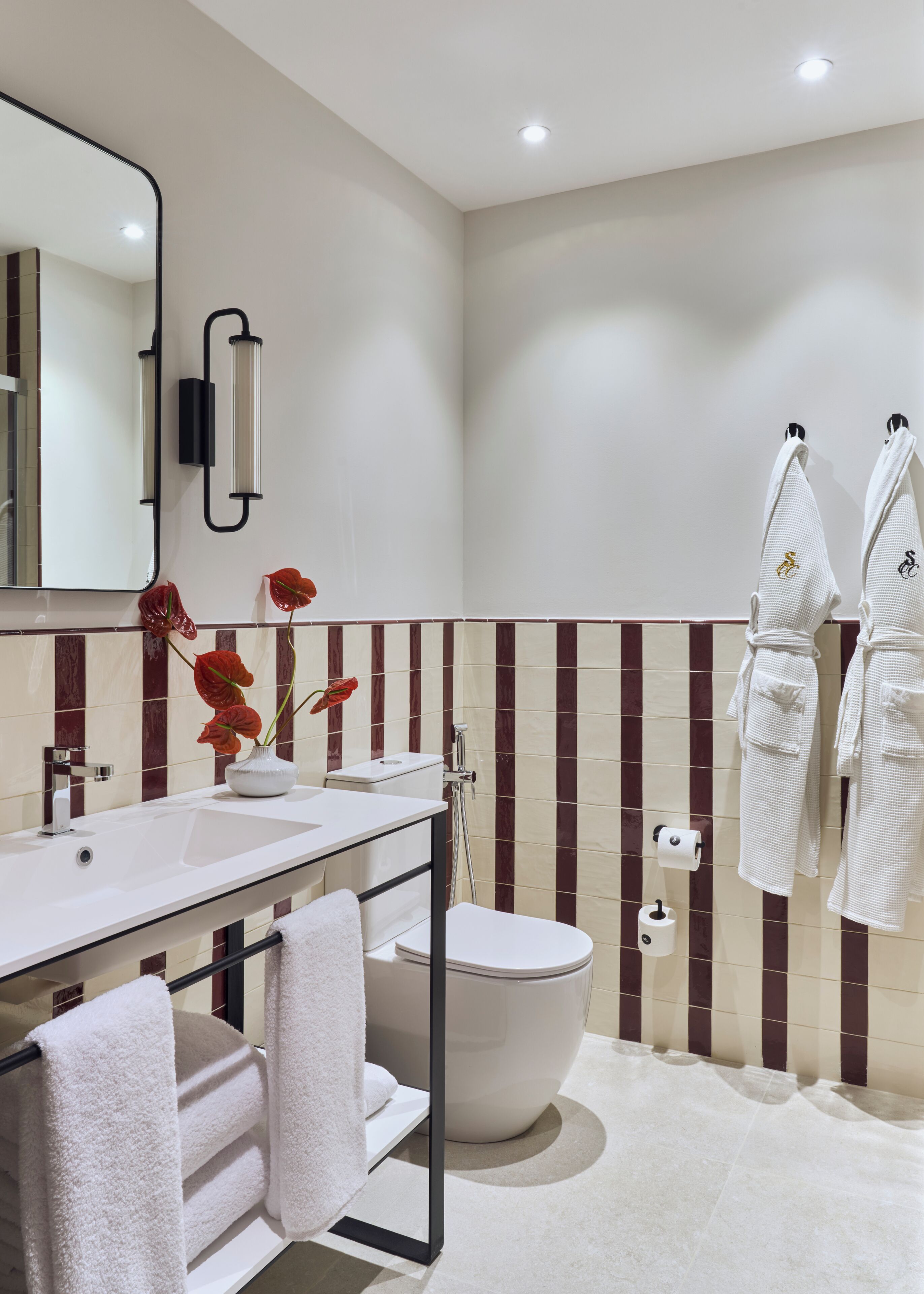 Dusj, hårføner, håndklær og såpe