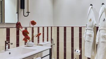 Dusj, hårføner, håndklær og såpe