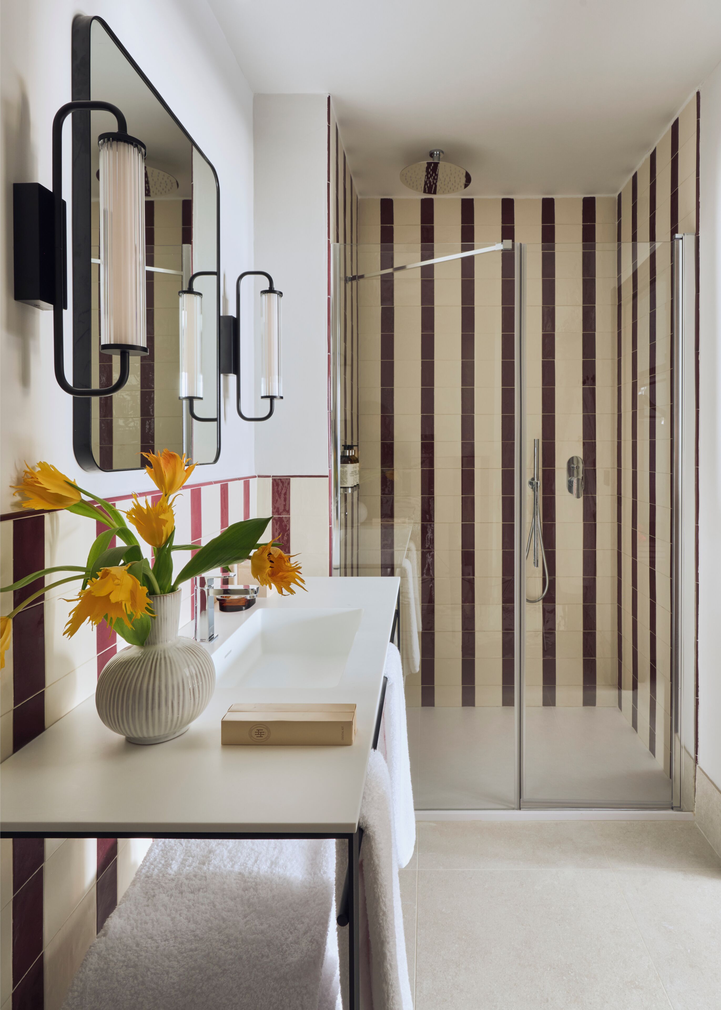 Douche, sèche-cheveux, serviettes fournies, savon