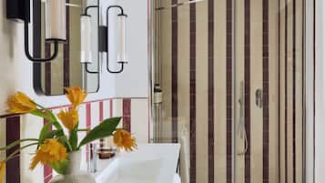 Douche, sĂšche-cheveux, serviettes fournies, savon