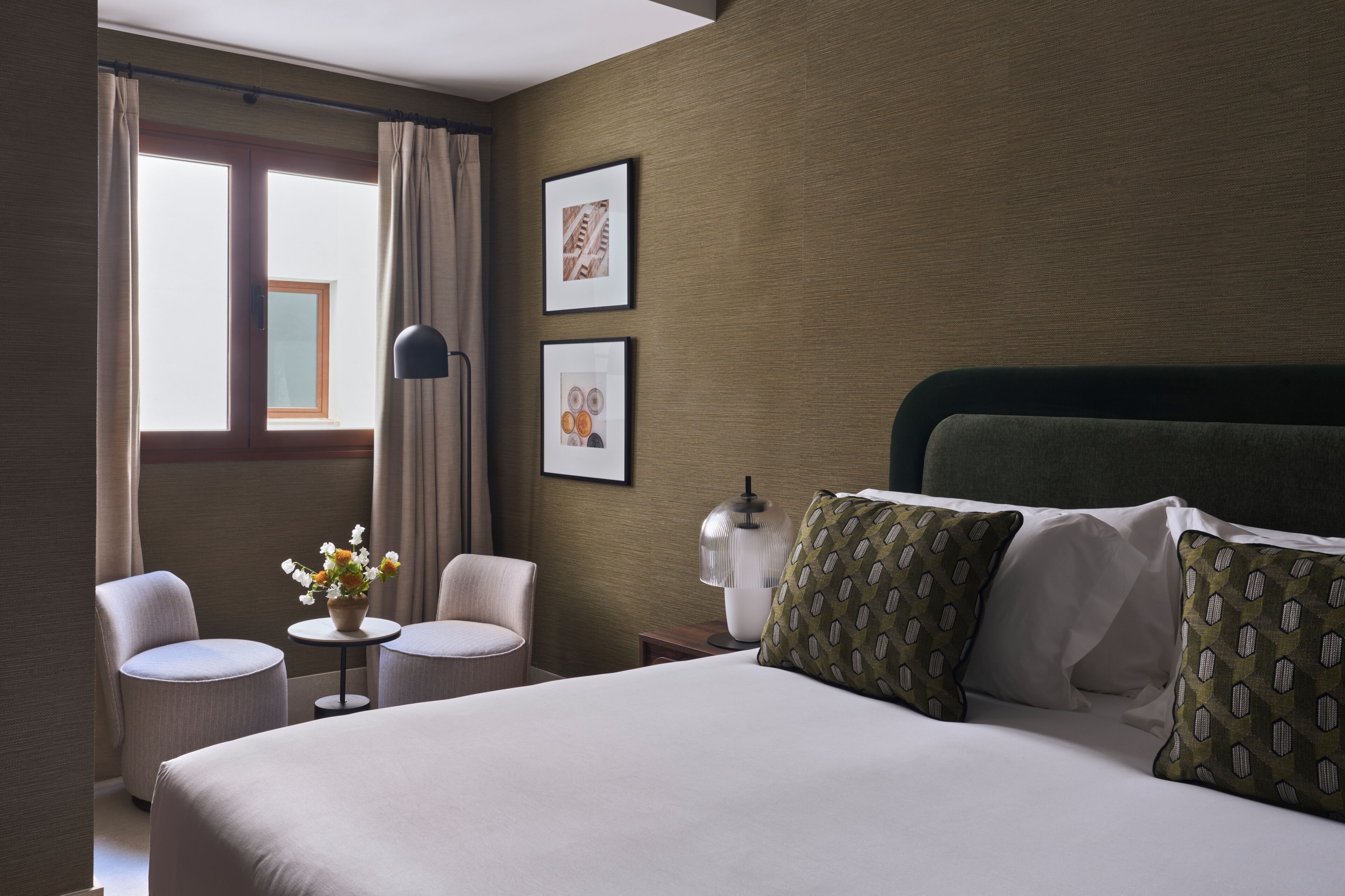 Sengetøy av topp kvalitet, dundyner og safe på rommet