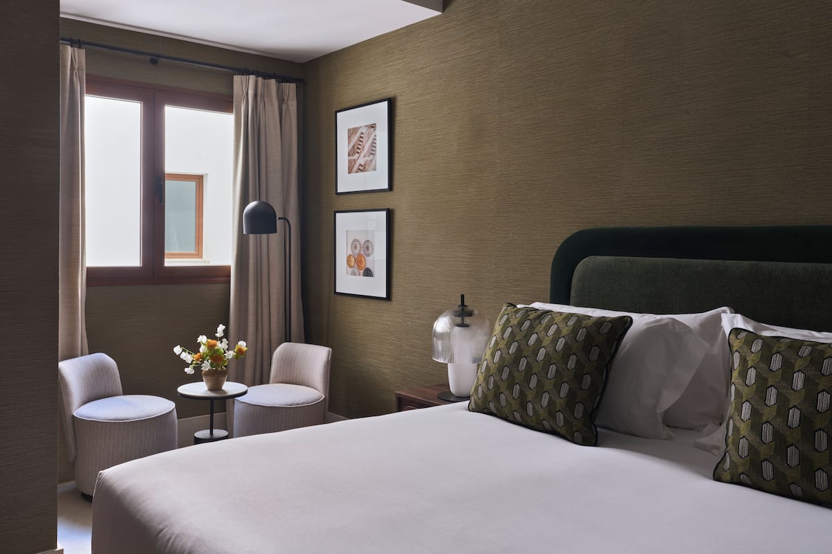 One-Bedroom Residence with Patio | Premium-sengetøj, dundyner, pengeskab på værelset