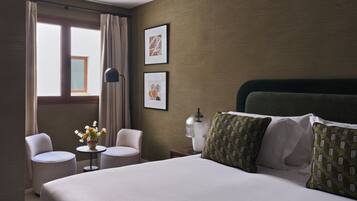 Sengetøy av topp kvalitet, dundyner og safe på rommet