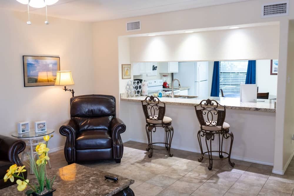 250 Paces To Beach Pool 1st Floor 2 Bedroom Condo
