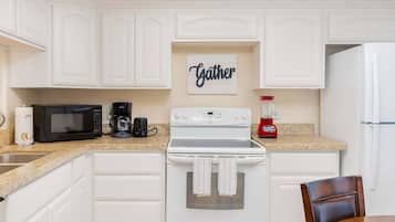 Appartement, 2 slaapkamers | Privékeuken | Een koelkast, een oven, een koffiezetapparaat/waterkoker