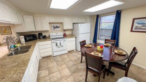 Appartement, 2 slaapkamers | Privékeuken | Een koelkast, een oven, een koffiezetapparaat/waterkoker