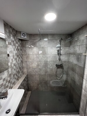 تجهيزات دش، مجففات شعر، مناشف، ورق حمّام