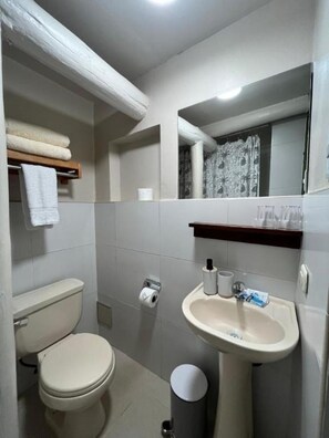 Pengering rambut, handuk, sabun, dan sampo