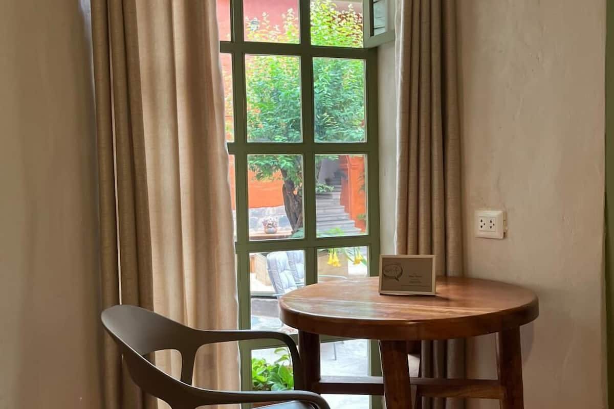 Chambre Simple, vue jardin | Coin séjour