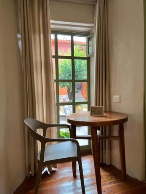 Chambre Simple, vue jardin | Coin séjour