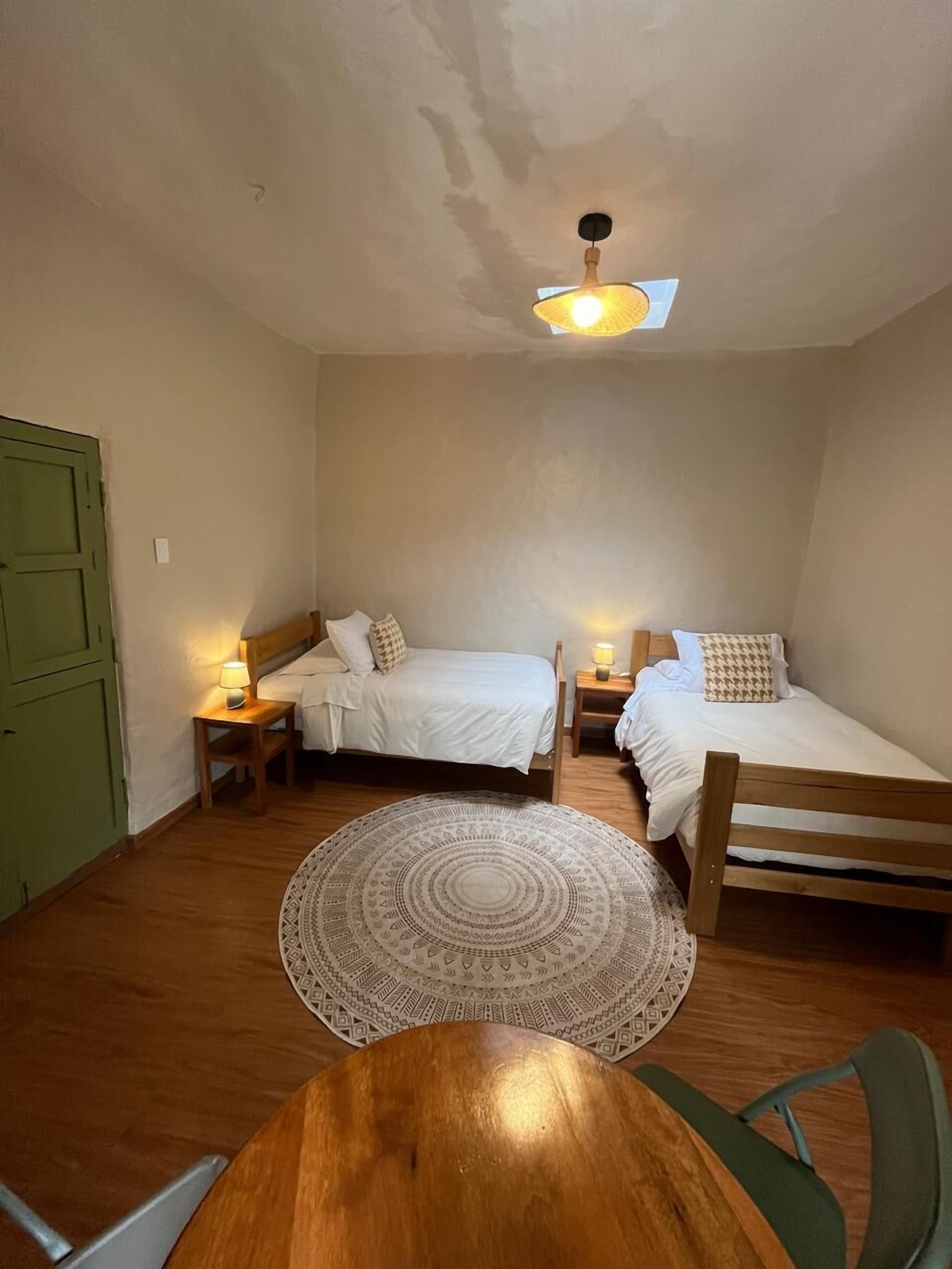 Chambre Standard avec lits jumeaux, vue jardin | Coffres-forts dans les chambres, décoration personnalisée