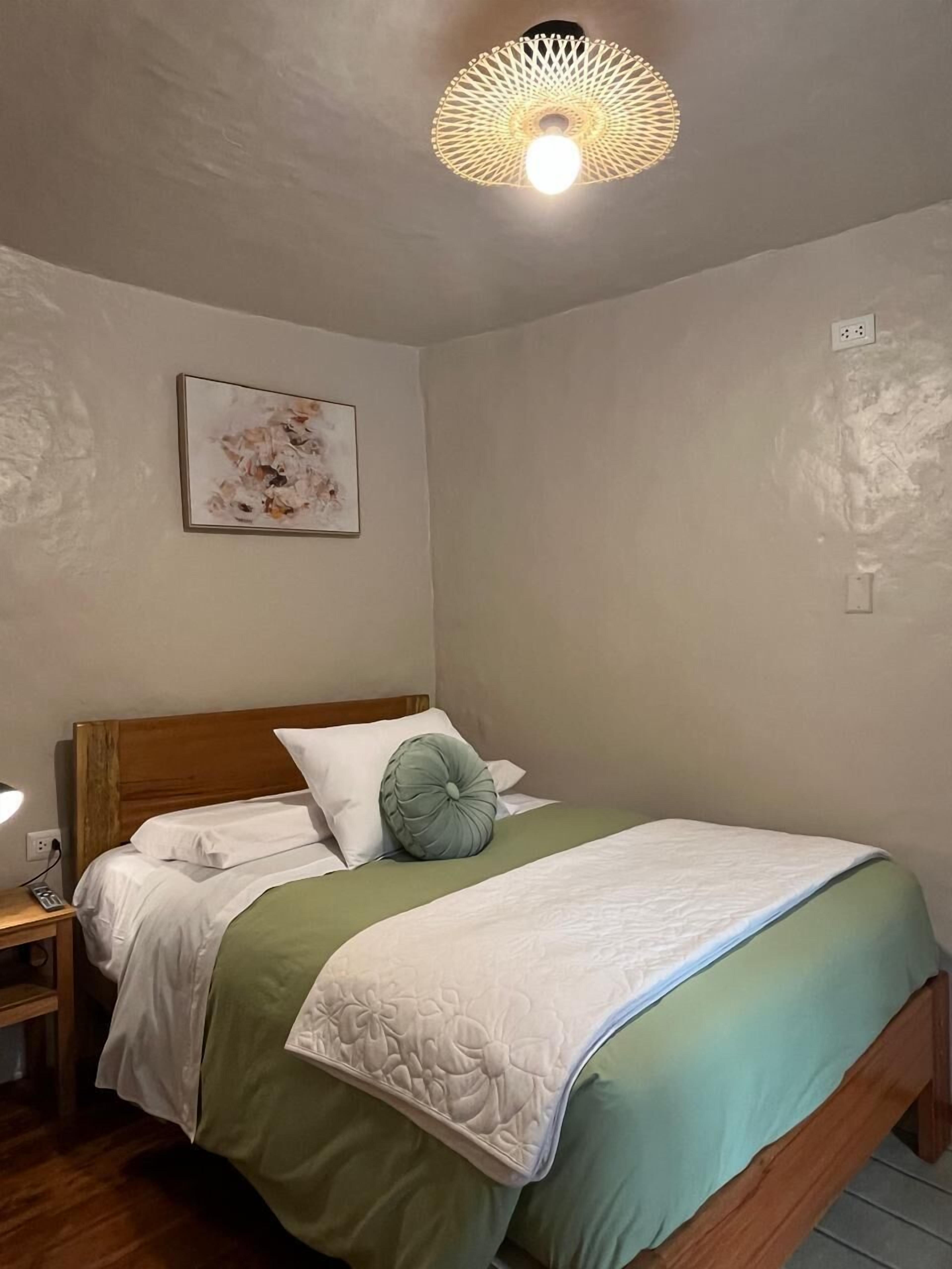 Chambre Double Économique, vue cour intérieure | Coffres-forts dans les chambres, décoration personnalisée