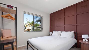 Apartment | 2 bedrooms, laptop workspace, bed sheets