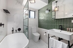 Apartment | Bathroom | Bathtub, towels