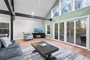 Living area - Fantastic Elk Mt. Views-New 4-bedroom home!! Just 2 miles from the slopes! (Union Dale)