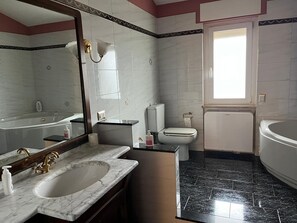 Bruser, boblebadekar, hårtørrer, bidet