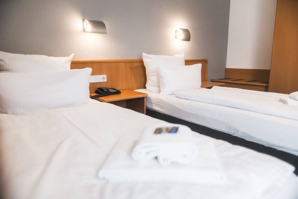 Escritorio, cortinas blackout, insonorización y wifi gratis