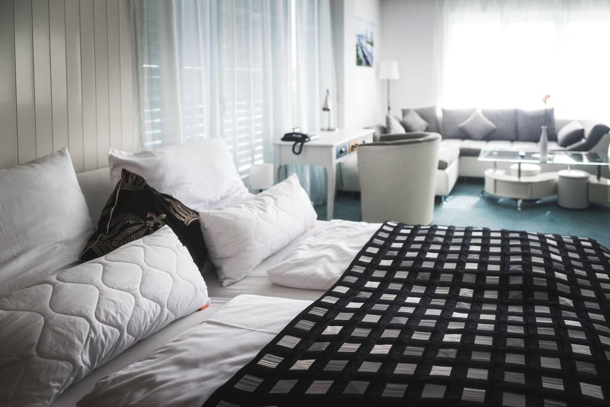 Departamento Deluxe, vista al resort | Escritorio, cortinas blackout, insonorización y wifi gratis