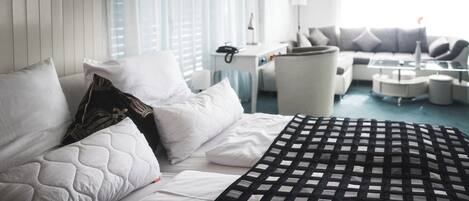 Deluxe appartement, uitzicht op resort | Een bureau, verduisterende gordijnen, geluiddichte muren, gratis wifi