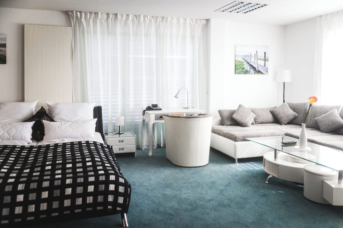 Apartamento Deluxe, vistas al complejo turístico | Escritorio, cortinas opacas, sistema de insonorización y wifi gratis