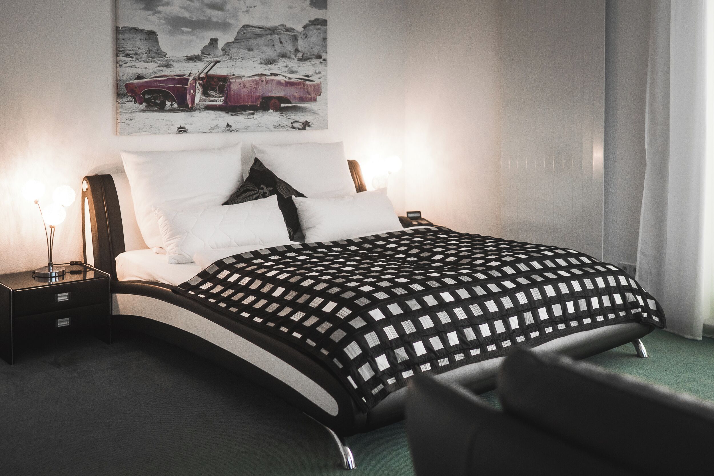 Escritorio, cortinas blackout, sistema de insonorización y wifi gratis 