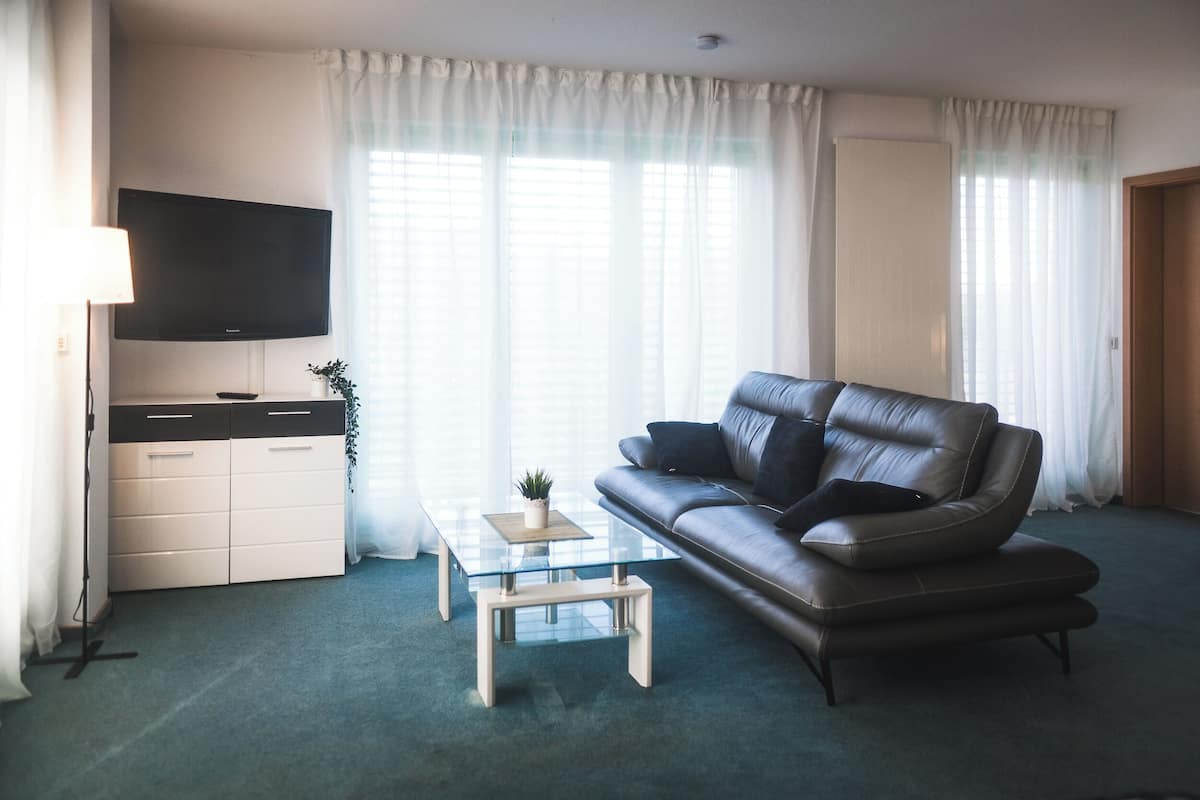 Apartamento de lujo, vistas al complejo turístico | Escritorio, cortinas opacas, sistema de insonorización y wifi gratis