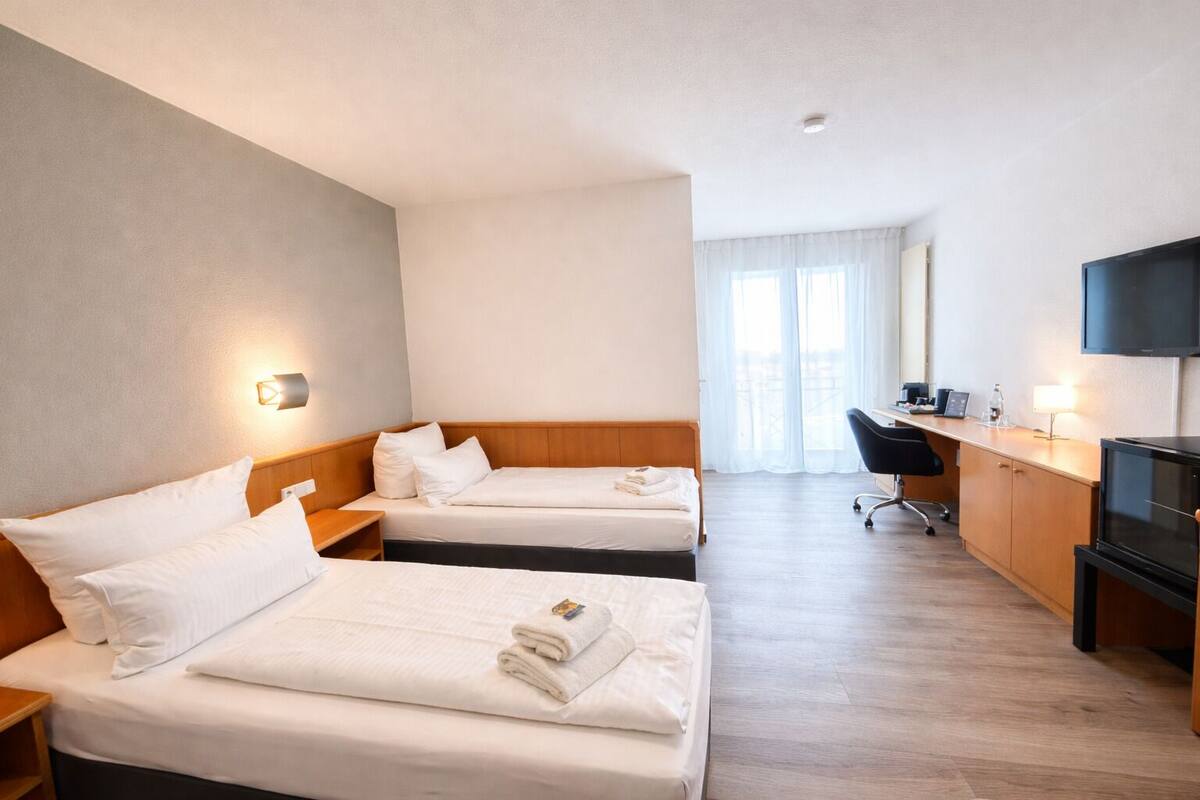 Habitación Business doble, vistas al complejo turístico | Escritorio, cortinas opacas, sistema de insonorización y wifi gratis