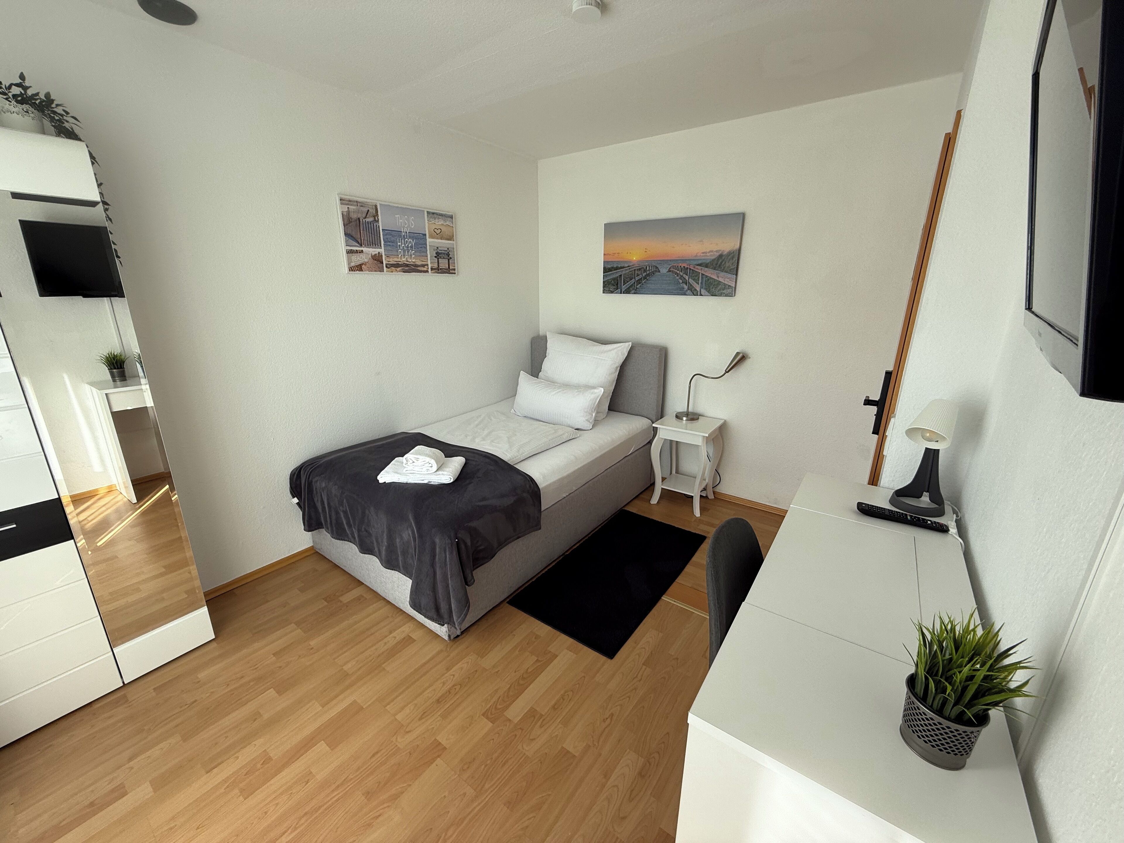 Escritorio, cortinas blackout, sistema de insonorización y wifi gratis 