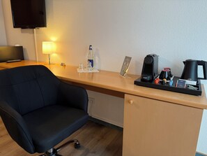 Habitación empresarial doble, vista al resort | Escritorio, cortinas blackout, insonorización y wifi gratis 