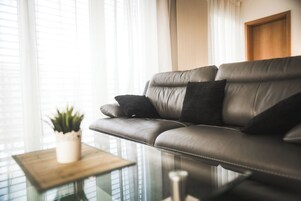 Apartamento de lujo, vistas al complejo turístico | Escritorio, cortinas opacas, sistema de insonorización y wifi gratis