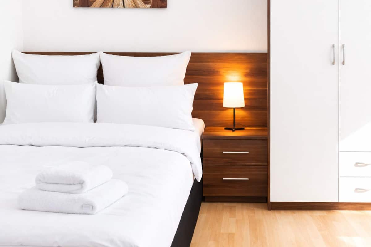 Standard-huoneisto, näköala lomakeskukseen | Työpöytä, kannettavalle tietokoneelle sopiva työtila, pimennysverhot