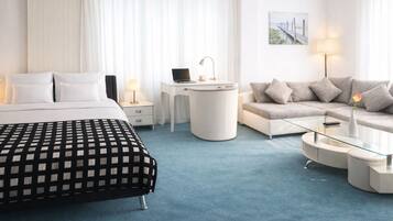 Deluxe-Apartment, Blick auf die Anlage | Schreibtisch, laptopgeeigneter Arbeitsplatz, VerdunkelungsvorhÀnge