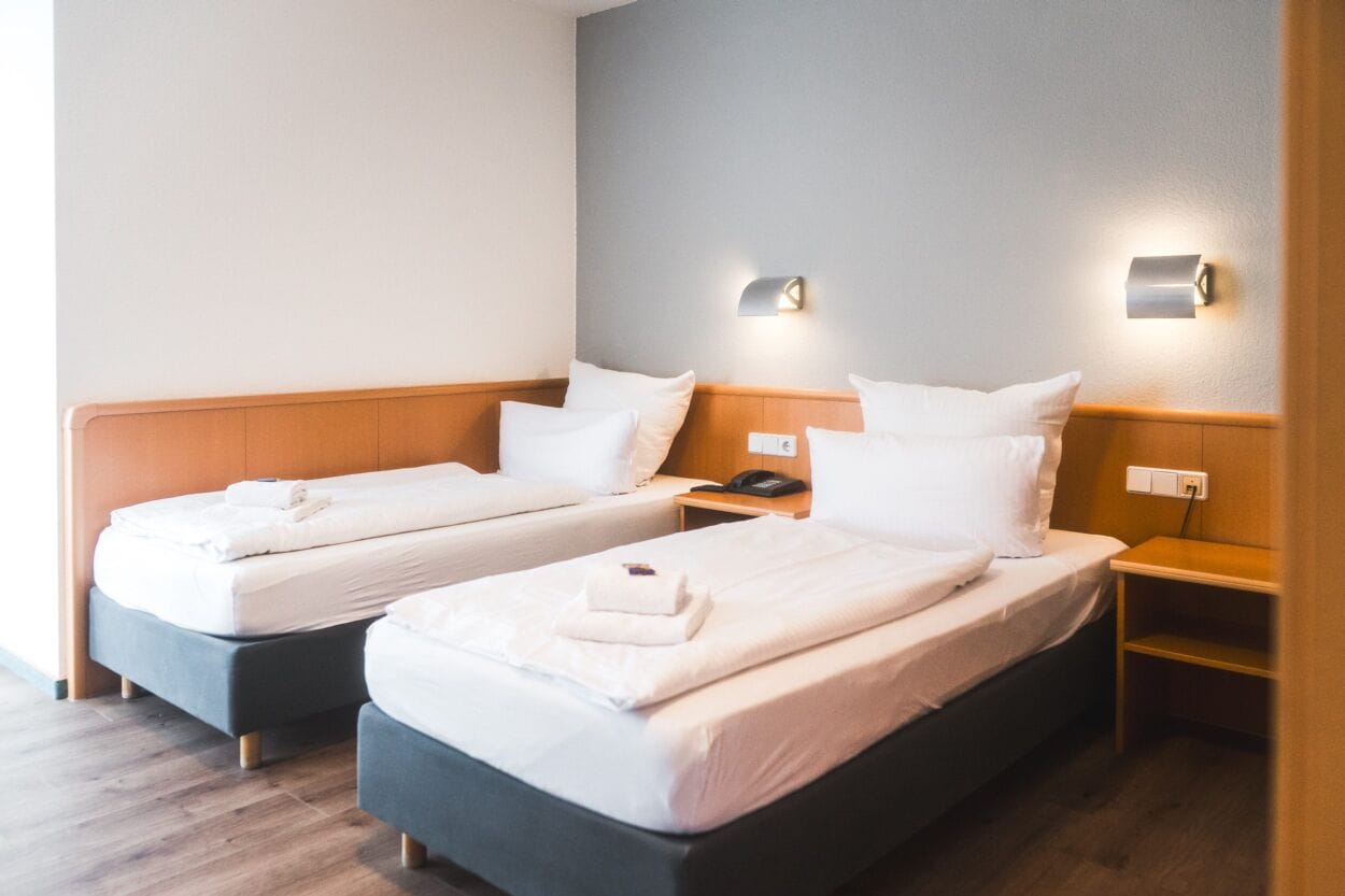 Escritorio, cortinas blackout, sistema de insonorización y wifi gratis 