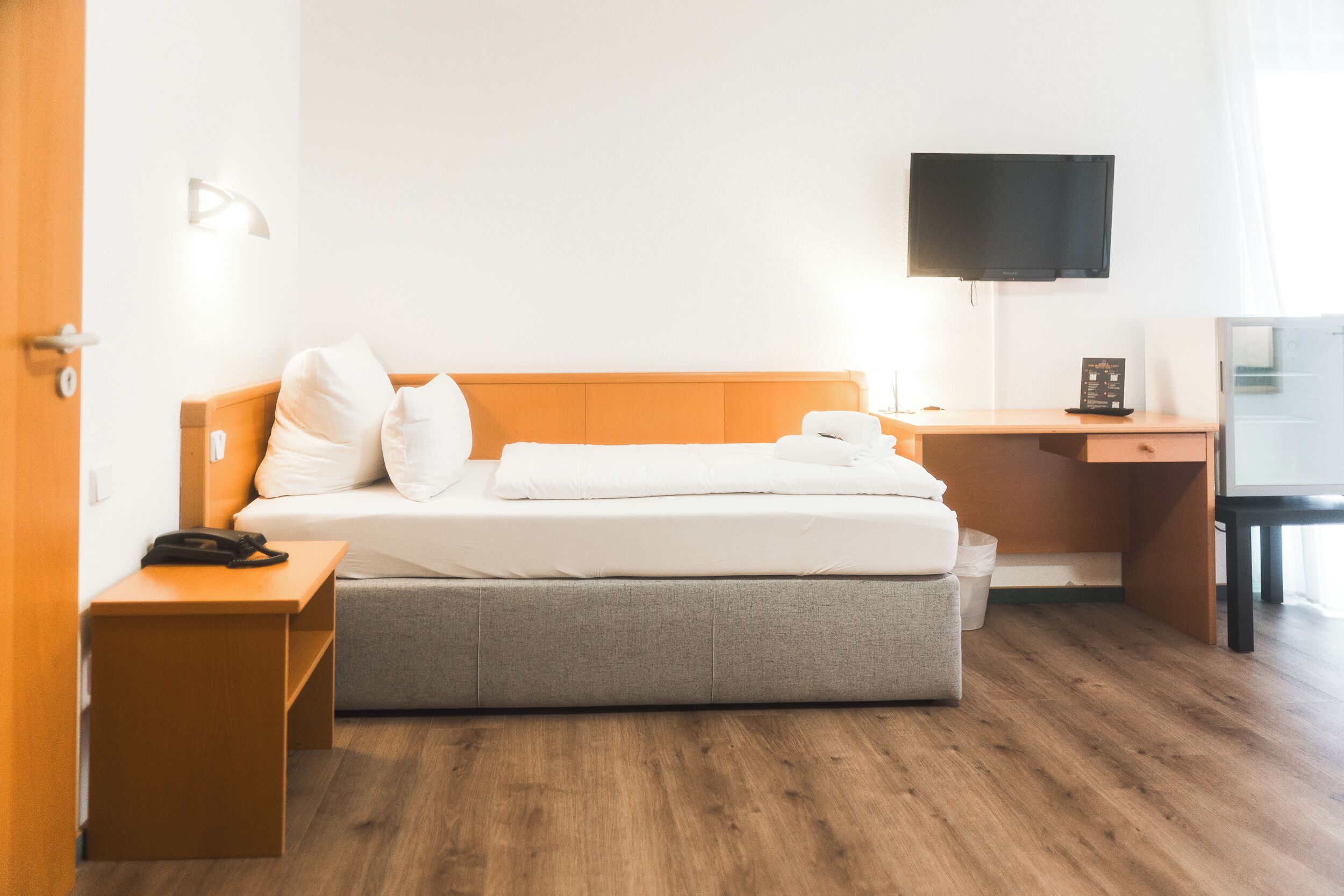 Escritorio, cortinas blackout, sistema de insonorización y wifi gratis 