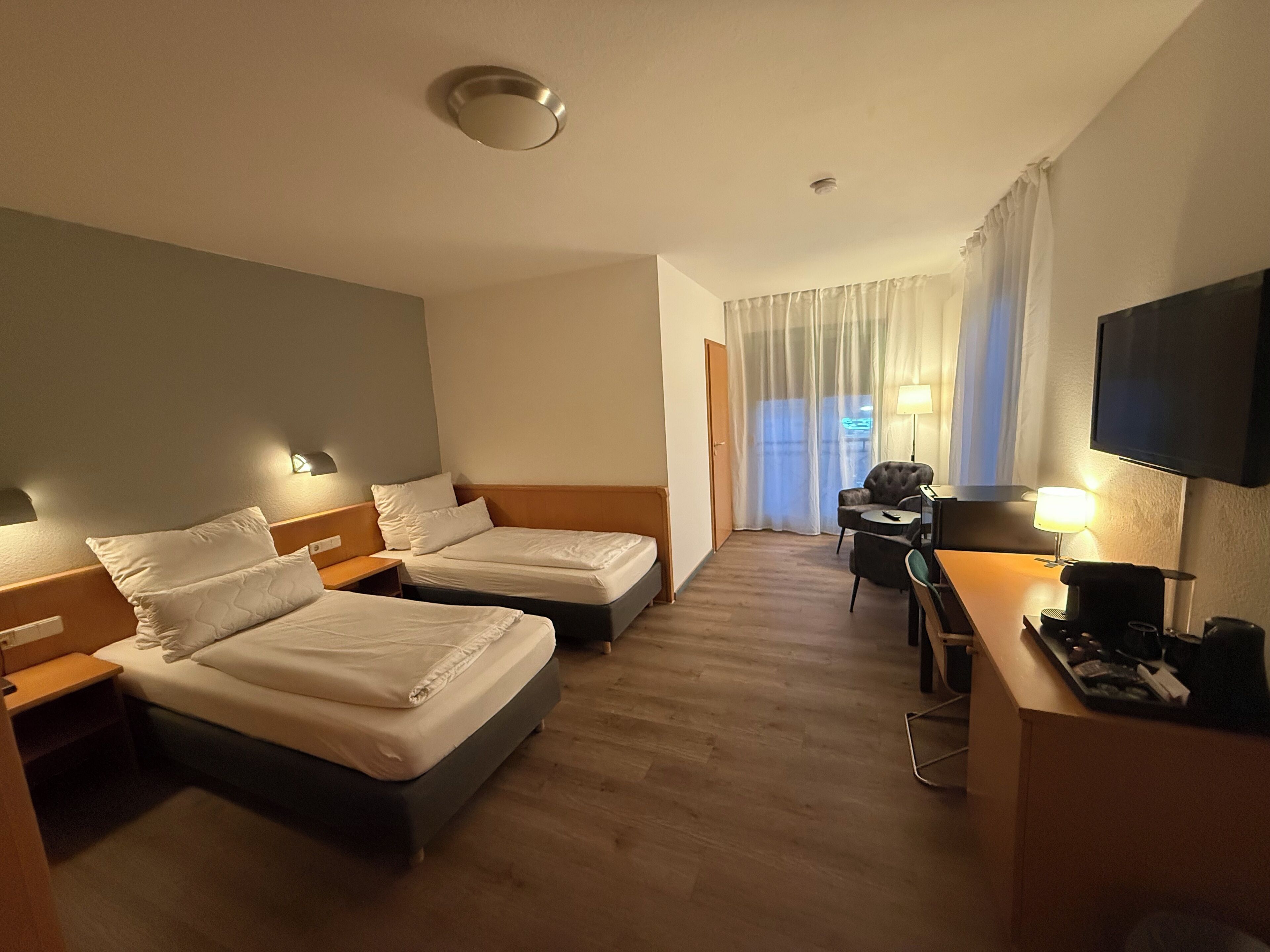 Escritorio, cortinas blackout, sistema de insonorización y wifi gratis 