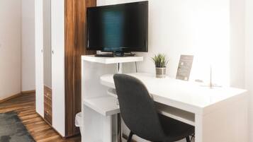 Premium-Apartment, Blick auf die Anlage | Schreibtisch, Verdunkelungsvorhänge, schallisolierte Zimmer